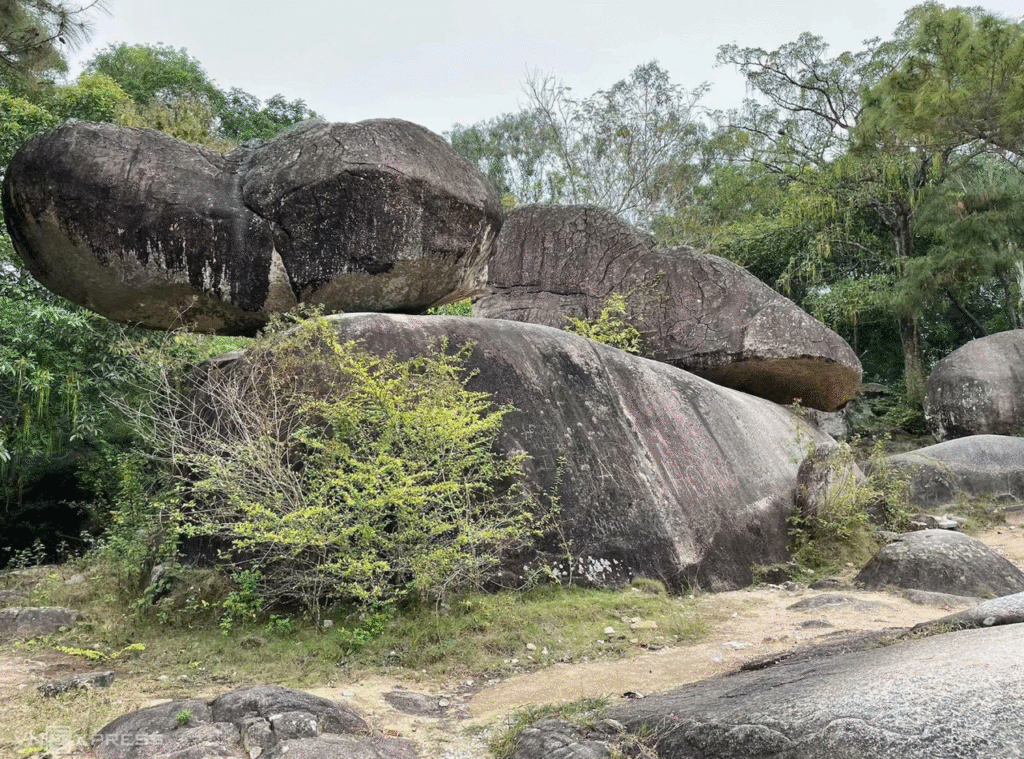 Hòn Trống Mái