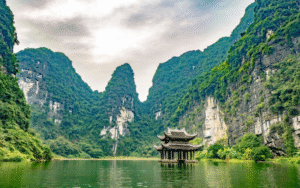 Khám Phá Thanh Hóa – Tràng An – Hồ Đồng Chương: Tour Ninh Bình 1 Ngày Đầy Trải Nghiệm
