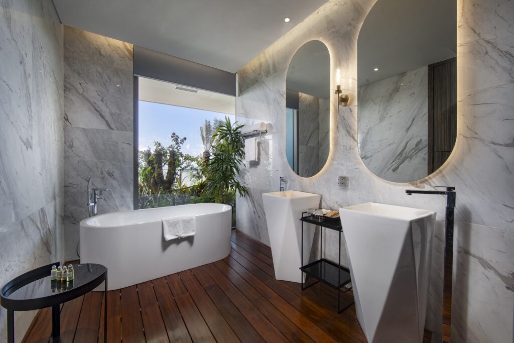 Bồn tắm lớn view biển