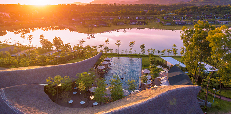 Hồ bơi ngoài trời