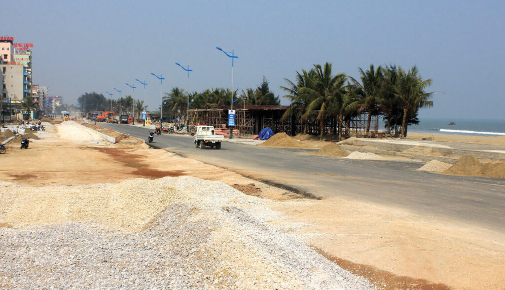 Đường ven biển Hồ Xuân Hương