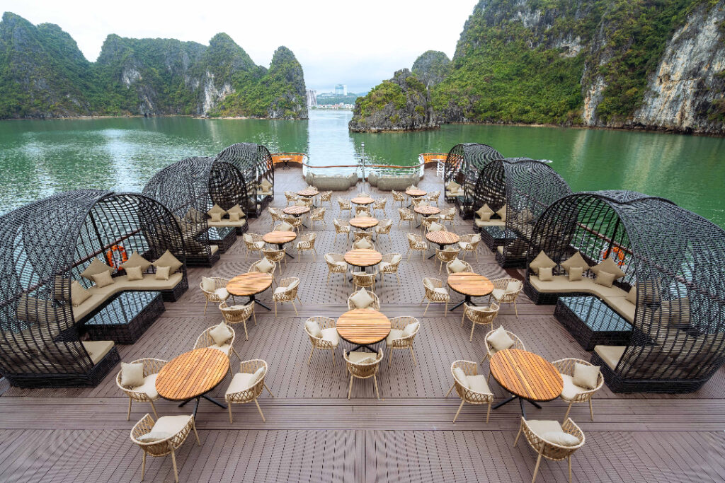 Sundeck rộng 600m²