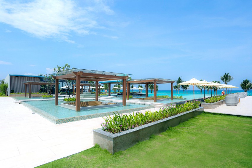 Bể bơi mặn ngoài trời