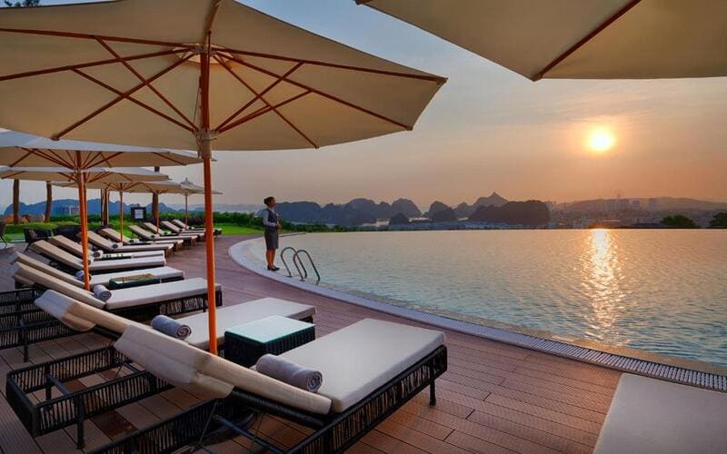 dat-phong-flc-grand-hotel-ha-long-view-vinh-dep-pool