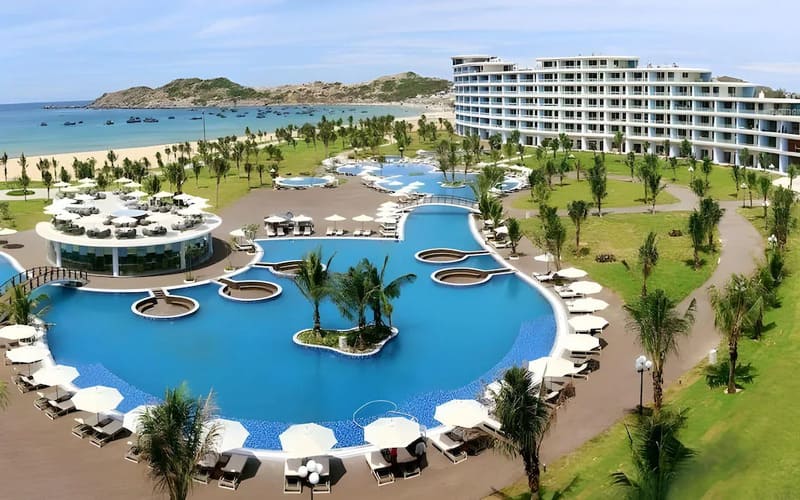 dat-phong-flc-luxury-hotel-quy-nhon-pool