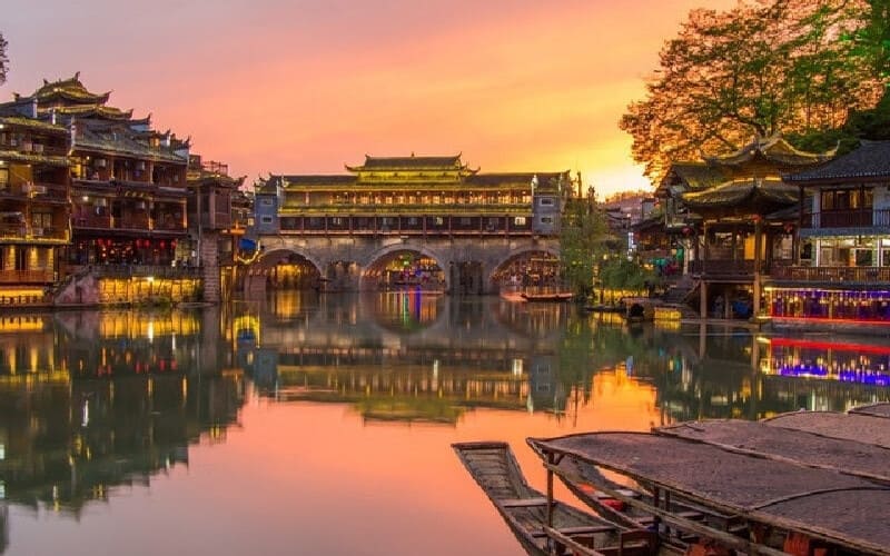 du-lich-o-tran-kinh-nghiem-lich-trinh-diem-tham-quan-dem