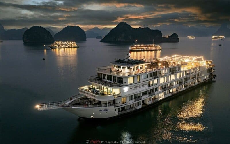 du-thuyen-ha-long-buoi-toi-trai-nghiem-lang-man-tren-vinh-1