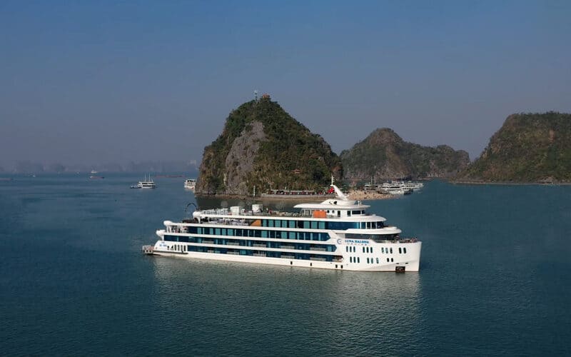 du-thuyen-ha-long-cao-cap-trai-nghiem-vinh-bien-dang-cap-luna-over