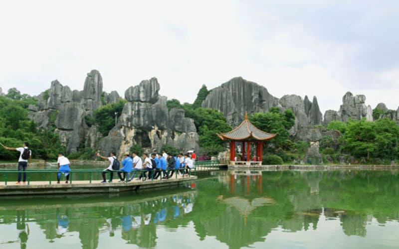 tour-trung-quoc-qua-cua-khau-di-duong-bo-tien-loi-thachlam