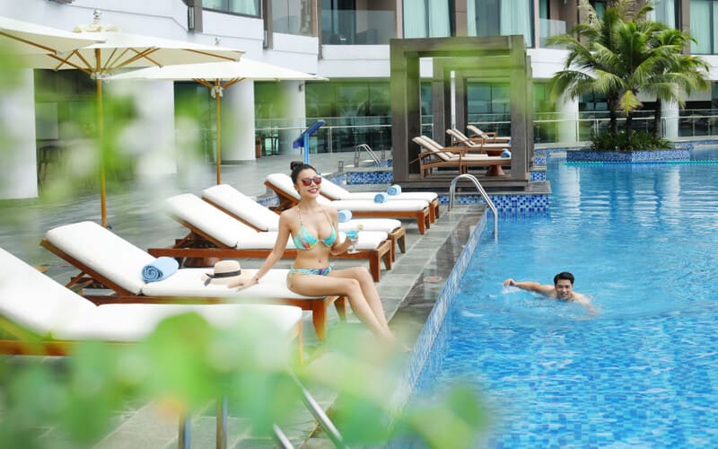 di-sam-son-nen-o-khach-san-hay-villa-flc-pool