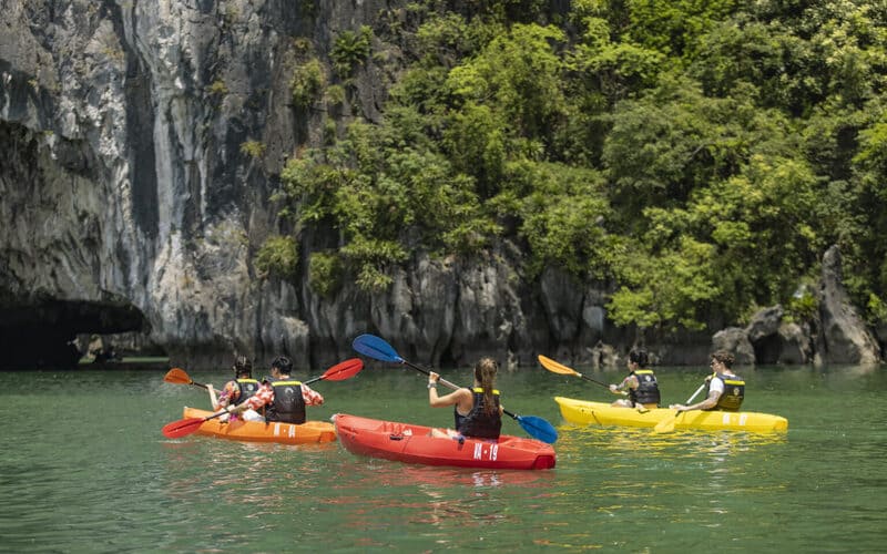 du-lich-ha-long-30-4-1-5-kinh-nghiem-chi-phi-kayyak