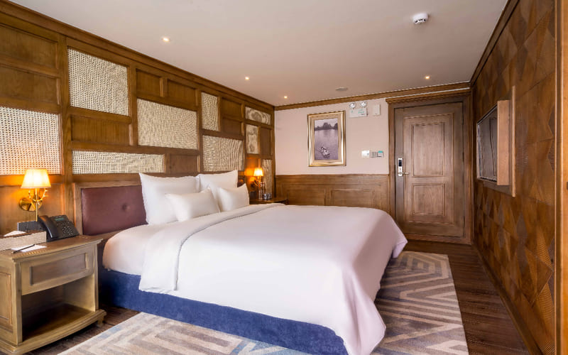 du-thuyen-ha-long-don-khach-tai-thanh-hoa-xe-tan-noi-ambassa