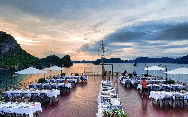 thue-du-thuyen-ha-long-cho-khach-thanh-hoa-gia-tot-7