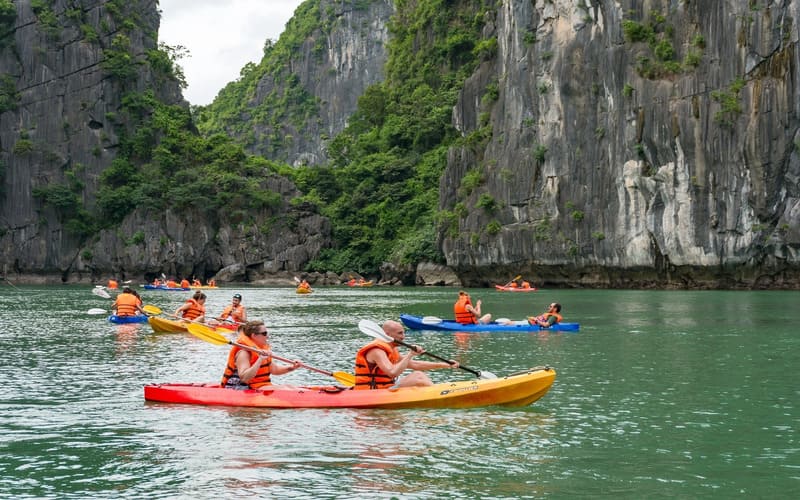 tour-thanh-hoa-di-vinh-lan-ha-bang-du-thuyen-cao-cap-kayak