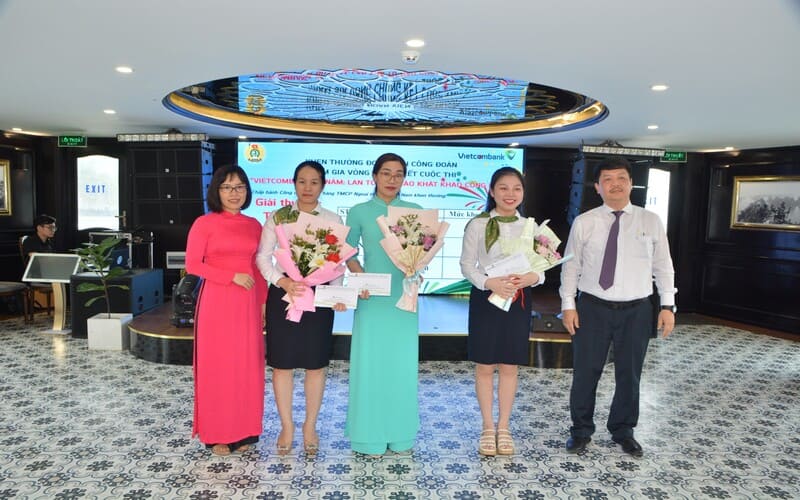 du-thuyen-ha-long-cho-doan-cong-ty-thanh-hoa-2