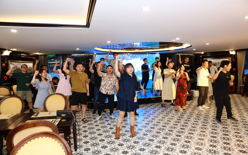 du-thuyen-ha-long-cho-doan-cong-ty-thanh-hoa-6