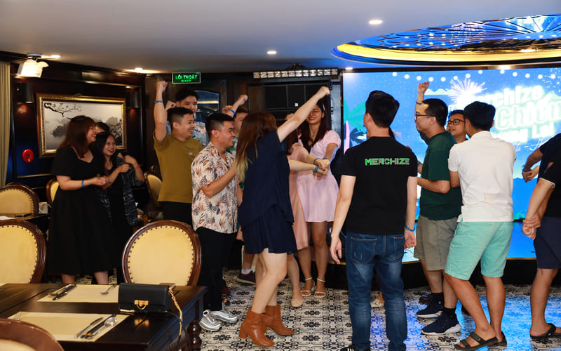 du-thuyen-ha-long-co-phu-hop-to-chuc-su-kien-khong-6