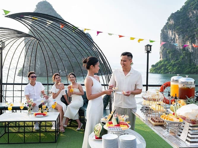 du-thuyen-ha-long-to-chuc-event-rieng-tu-cao-cap-5