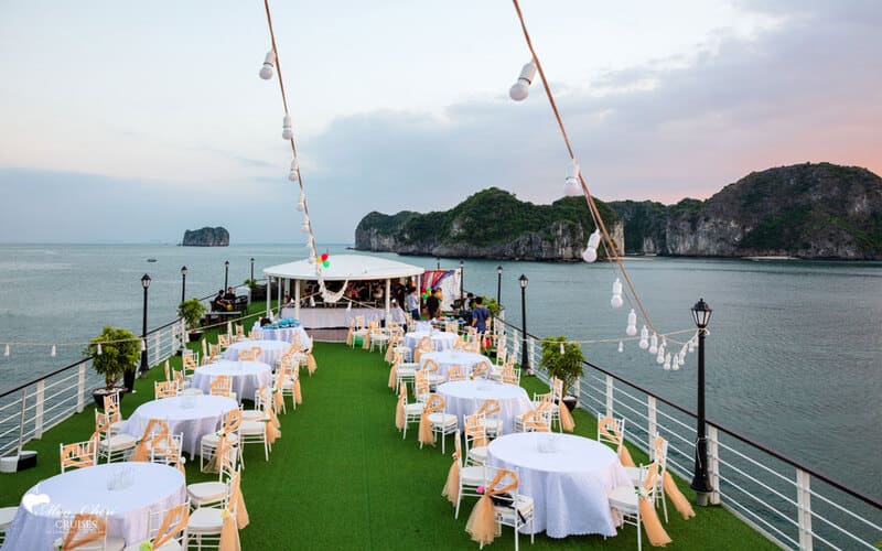 gala-dinner-du-thuyen-ha-long-tu-thanh-hoa-tron-goi
