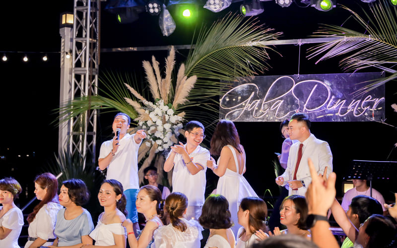 thue-paradise-cruise-to-chuc-gala-dinner-tron-goi-00