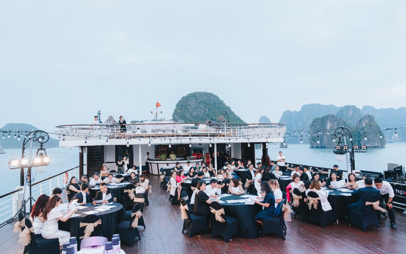 to-chuc-gala-dinner-tren-du-thuyen-ha-long-cao-cap-3 (1)