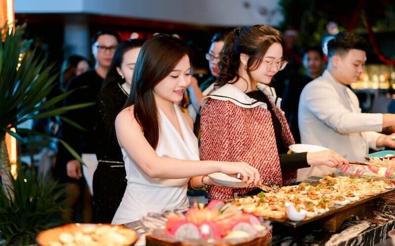 to-chuc-gala-dinner-tren-du-thuyen-ha-long-cao-cap-food