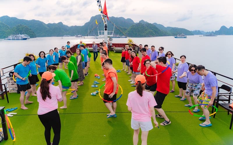 to-chuc-team-building-tren-du-thuyen-ha-long-1