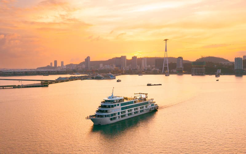 tour-thanh-hoa-di-du-thuyen-ambassador-cruise-ha-long-2