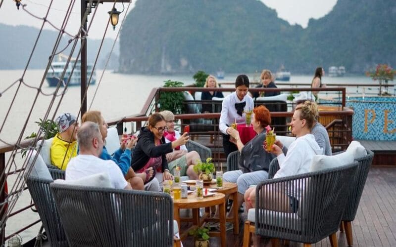 trai-nghiem-du-thuyen-ha-long-tu-thanh-hoa-co-gi-hay-7
