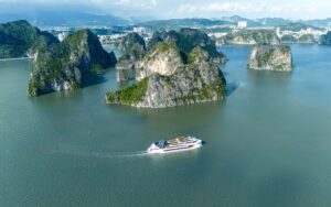 combo-flc-ha-long-dolphin-daily-cruise-uu-dai-4